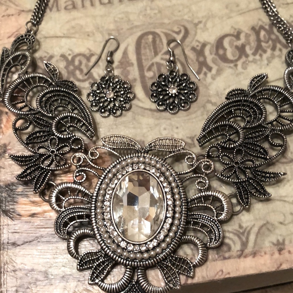 Necklace/earring set